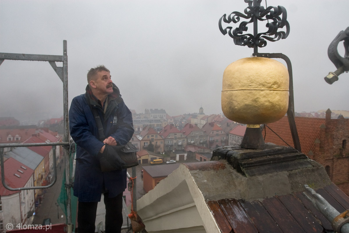 Józef Babiel podczas umieszczania pozłacanej kuli na Katedrze, grudzień 2008 rok