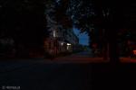 Foto: Ulica Sienkiewicza, światło dale czerwona lampka na bramie 19:18:27