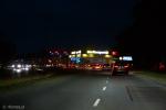 Foto: Ulica Sikorskiego oświetlona przez neony sklepów 19:26:52