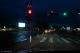 Skrzyżowanie alei Legionów z ulicą Sikorskiego oświetlone prze bilbord 19:23:27