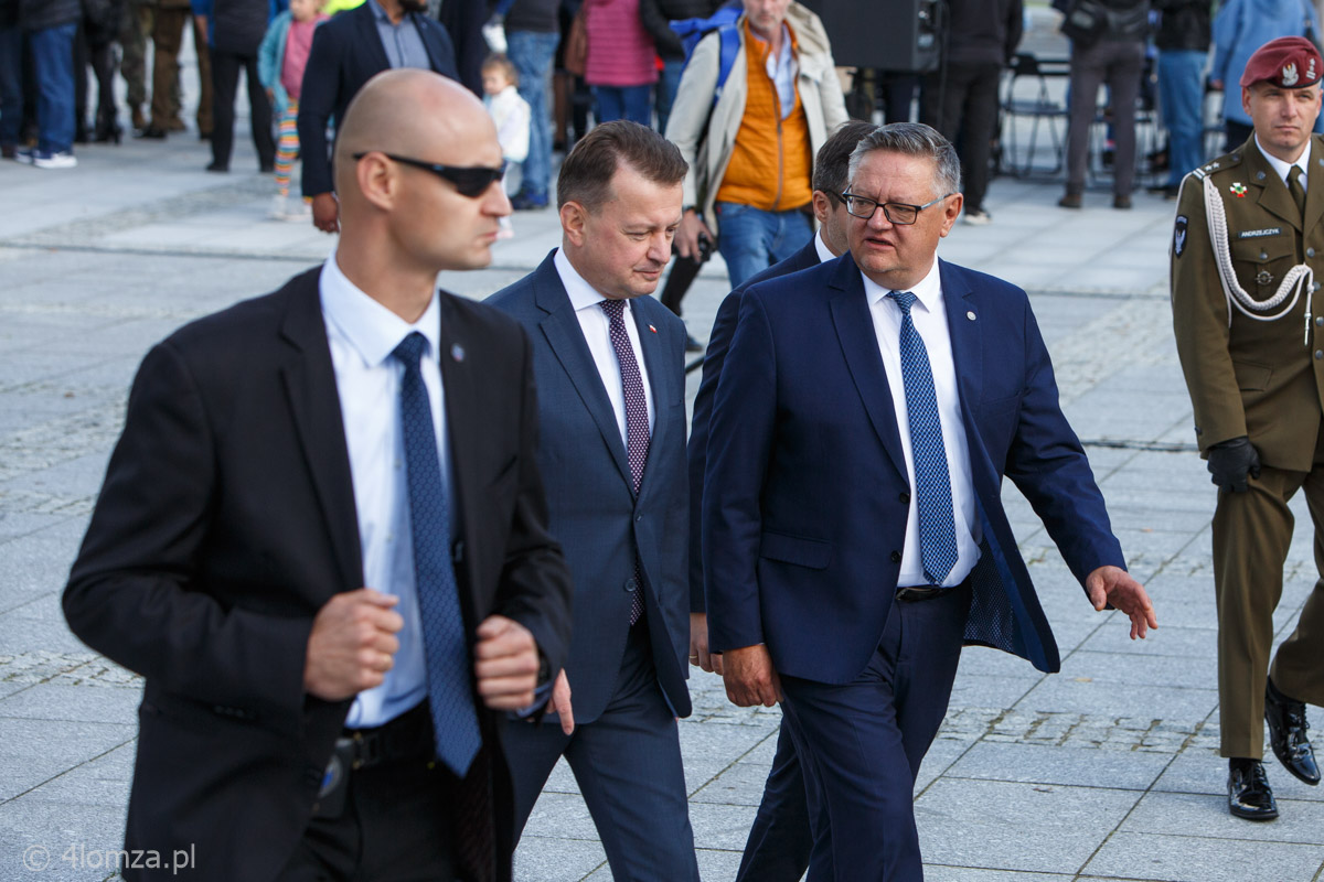 Minister obrony narodowej Mariusz Błaszczak i burmistrz Kolna Andrzej Duda na rynku w Kolnie po przysiędze żołnierzy 1. Podlaskiej Brygady Obrony Terytorialnej