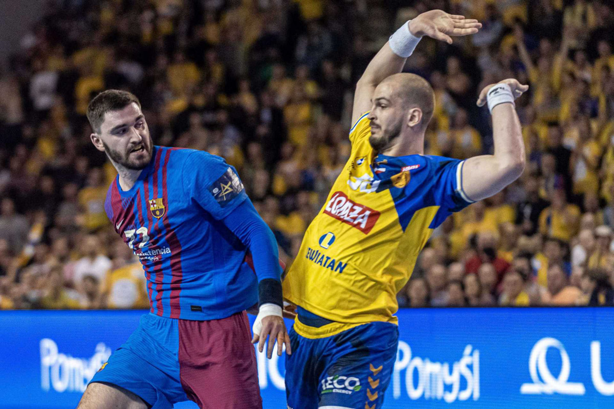 Łomża Vive Kielce w meczu z Barceloną