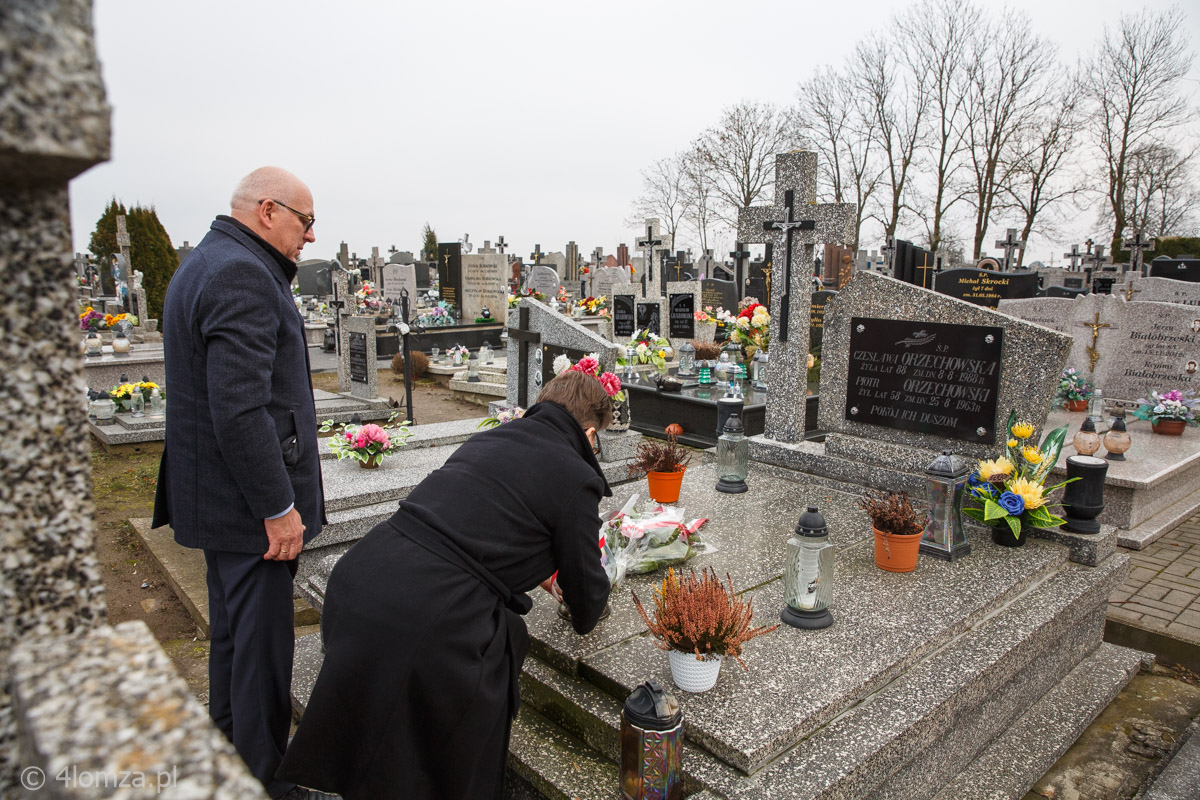 Starosta łomżyński Lech Szabłowski i wicestarosta Maria Dziekońska przy grobie Piotra Orzechowskiego i jego małżonki