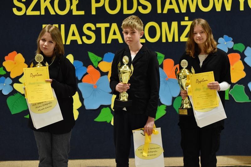 Amelia Cedrowska (III m., SP nr 7 w Łomży), Igor Stankiewicz (II m., SP nr 7), Alicja Błędos (I m., SP nr 9) Fot. SP10