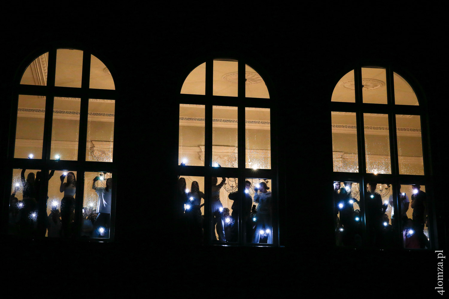 Młodzież w oknach auli (fot. Marek Maliszewski)