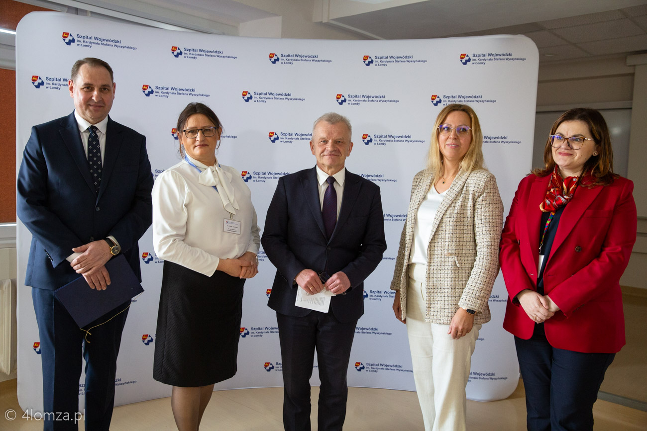 Dariusz Domasiewicz - dyrektor szpitala w Łomży, Joanna Chilińska - zastępca dyrektora, Jacek Piorunek- członek zarządu województwa podlaskiego, Anita Świętochowska - zastępca dyrektora ds. lecznictwa, Magdalena Donejko - dyrektor departamentu zdrowia urzędu marszałkowskiego